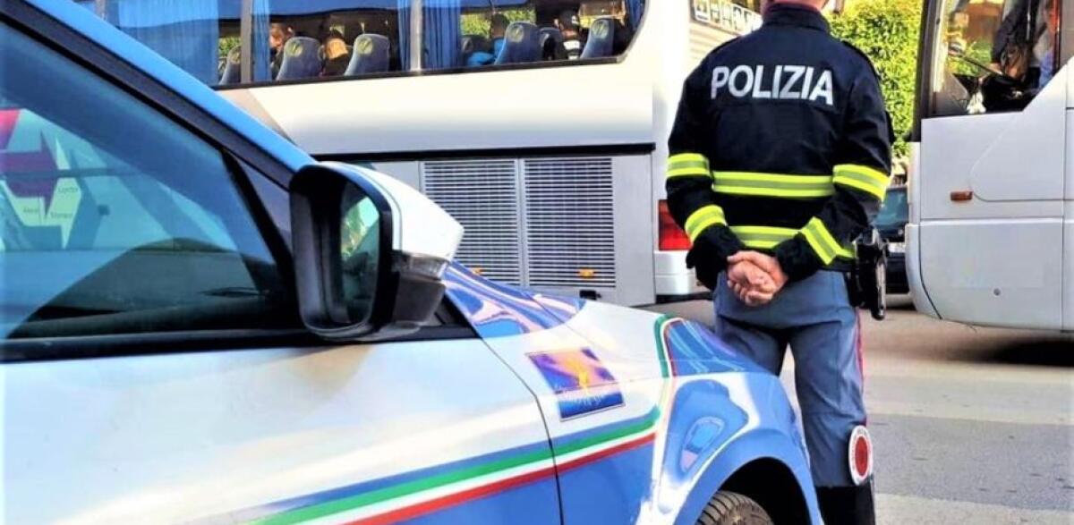 SAN CATALDO. LA POLIZIA STRADALE ESEGUE CONTROLLI  SU DUE PULLMAN RISCONTRANDO IRREGOLARITÀ, USCITA RINVIATA - 
