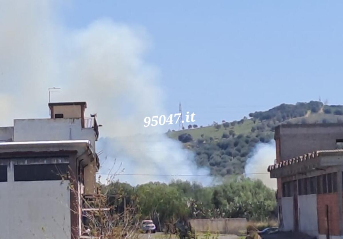 VASTO INCENDIO STERPAGLIE NELLA ZONA INDUSTRIALE DI PATERNÒ - 