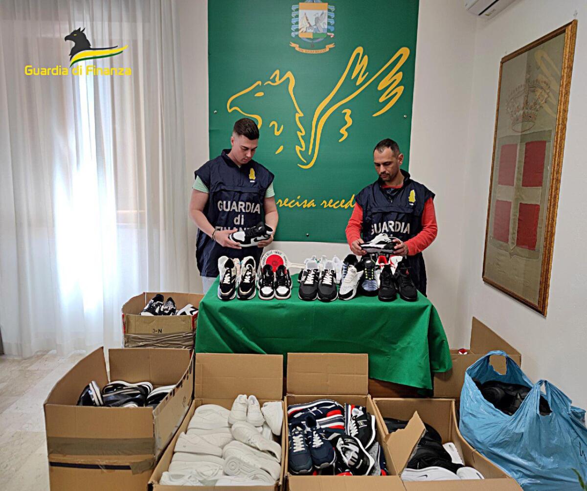 LA GUARDIA DI FINANZA SEQUESTRA 300 SCARPE CONTRAFFATTE AL MERCATO SETTIMANALE - 