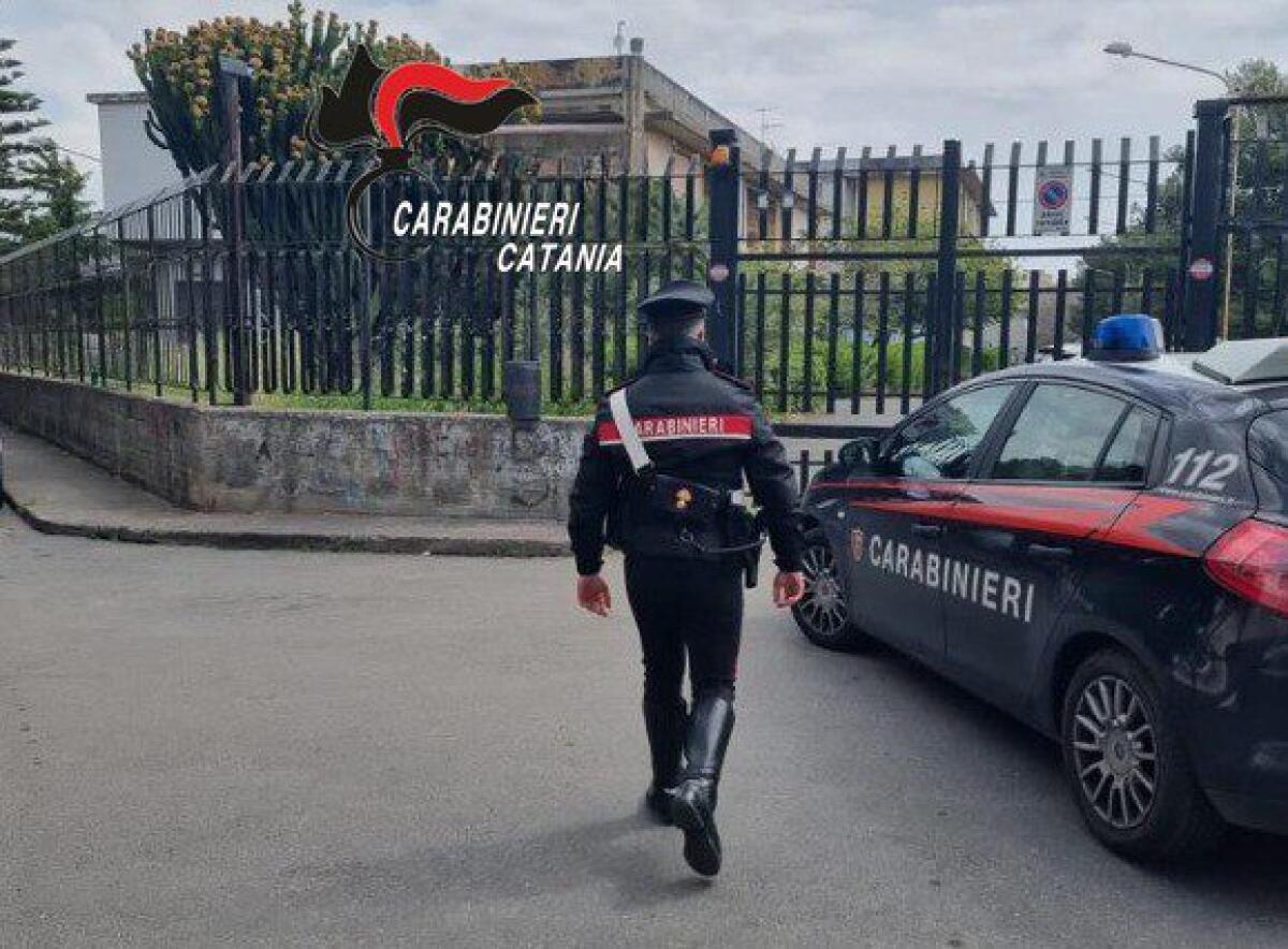PATERNÒ, PASSANO I CARABINIERI E SI NASCONDE DIETRO UN’AUTO: ARRESTATO 30ENNE - 