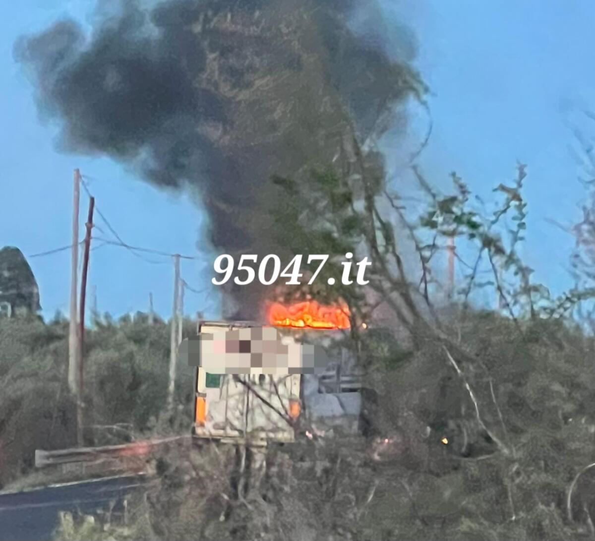 CAMION IN FIAMME IN CONTRADE CAFARO A PATERNO', INTERVENTO DEI VIGILI DEL FUOCO - 