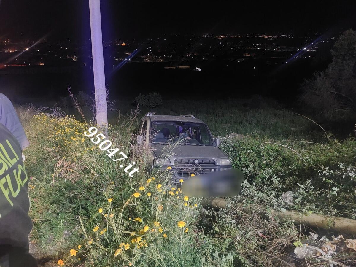 AUTO FINISCE FUORI STRADA TRA LE STERPAGLIE ALLA "SALITA DELLE TRE CASE". FERITA CONDUCENTE - 