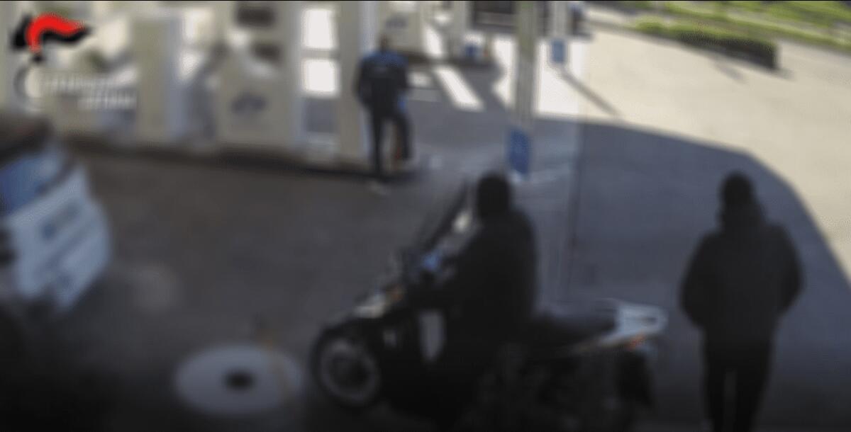 PATERNÒ, ASSALTA DISTRIBUTORE MA IN FILA C’È LO ZIO CHE LO SALUTA: RICONOSCIUTO E ARRESTATO COL COMPLICE. IL VIDEO - 