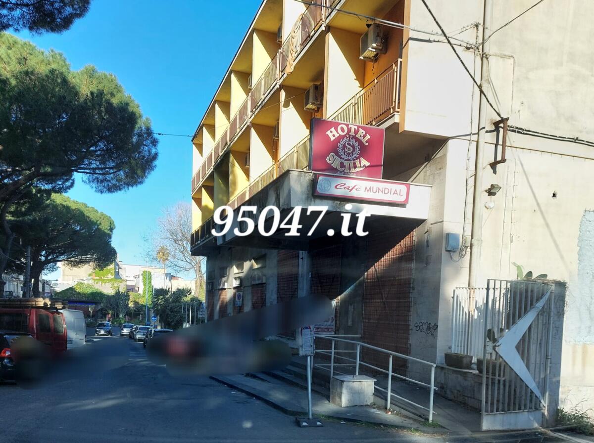 PATERNÓ: IN CORSO CHIUSURA DEI VARCHI DELL’INGRESSO DELL’ALBERGO SICILIA - 