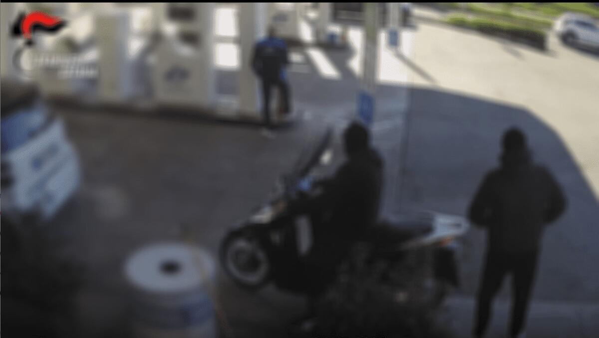 PATERNO'. RAPINA AL DISTRIBUTORE DEL CORSO ITALIA, DUE ARRESTI - 