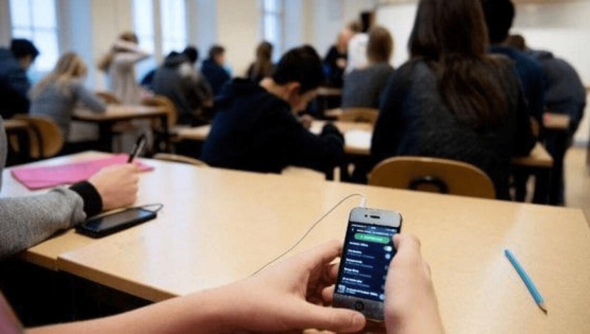 CELLULARI A SCUOLA VIETATI ANCHE AI PROF, LA DECISIONE DI UNA PRESIDE DEL CASERTANO - 