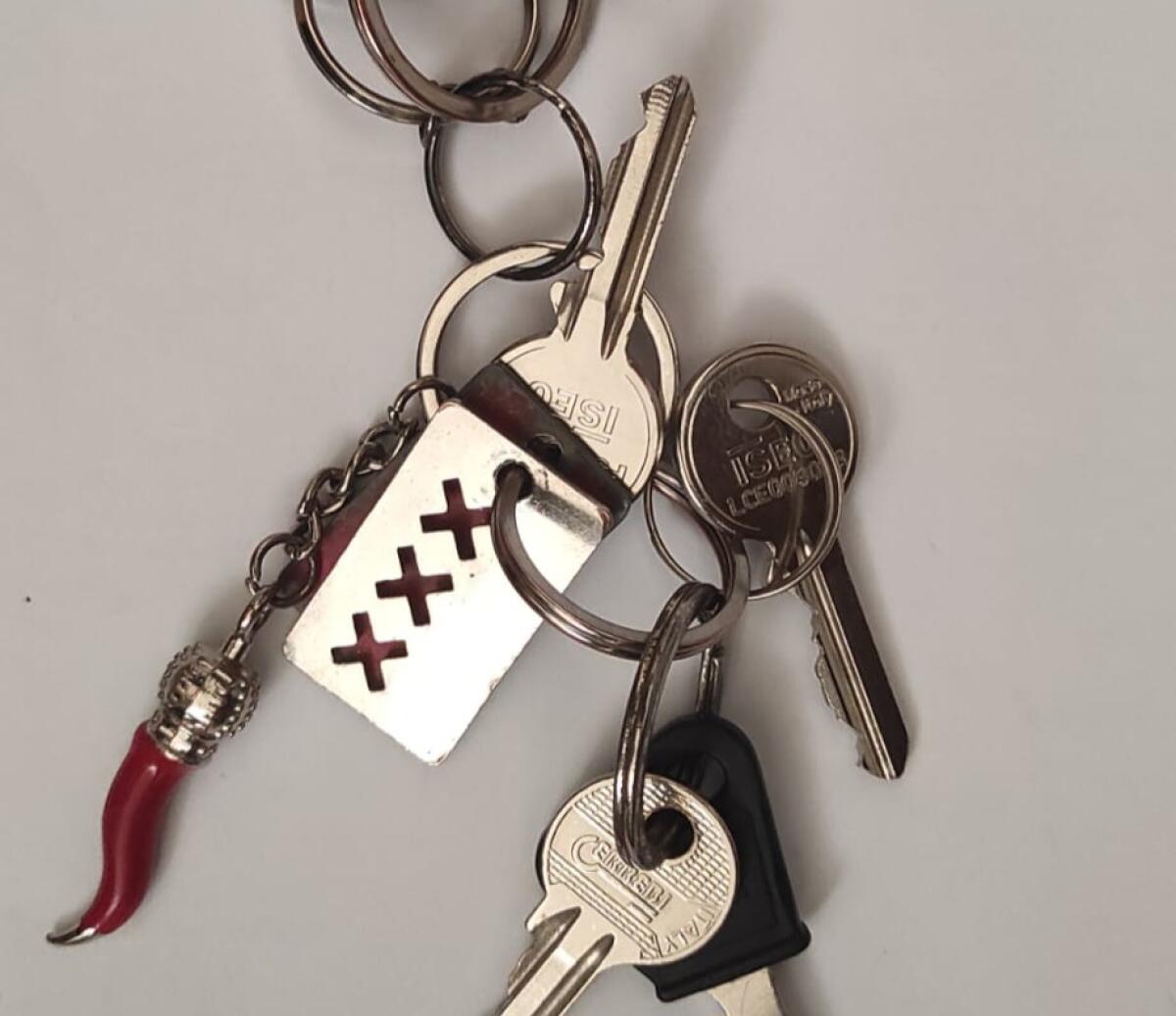 PATERNO'. TROVATO UN MAZZO DI CHIAVI - 