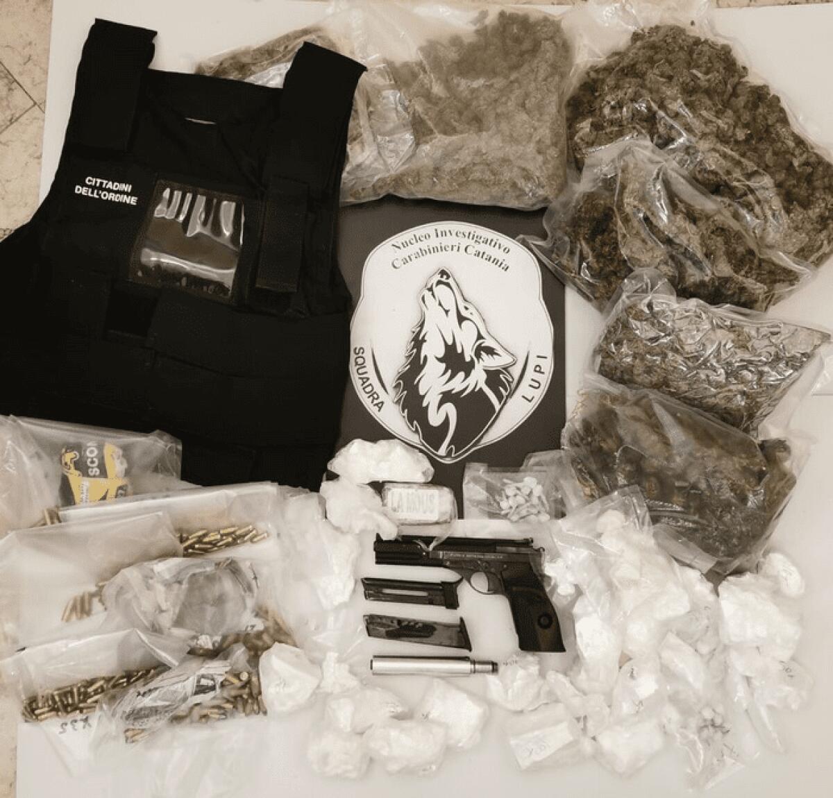 CATANIA. NASCONDEVA IN CASA QUASI 2 CHILI DI DROGA E PISTOLA CON SILENZIATORE, ARRESTATO - 