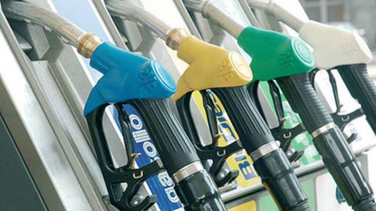 STANGATA DI PASQUA, LA BENZINA TORNA SOPRA I 2 EURO - 