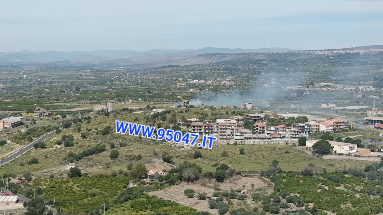 PATERNO': VASTO INCENDIO DI STERPAGLIE ZONA SALINELLE