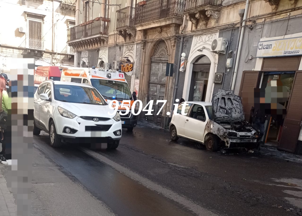 PATERNÒ. AUTO IN FIAMME IN VIA STRANO