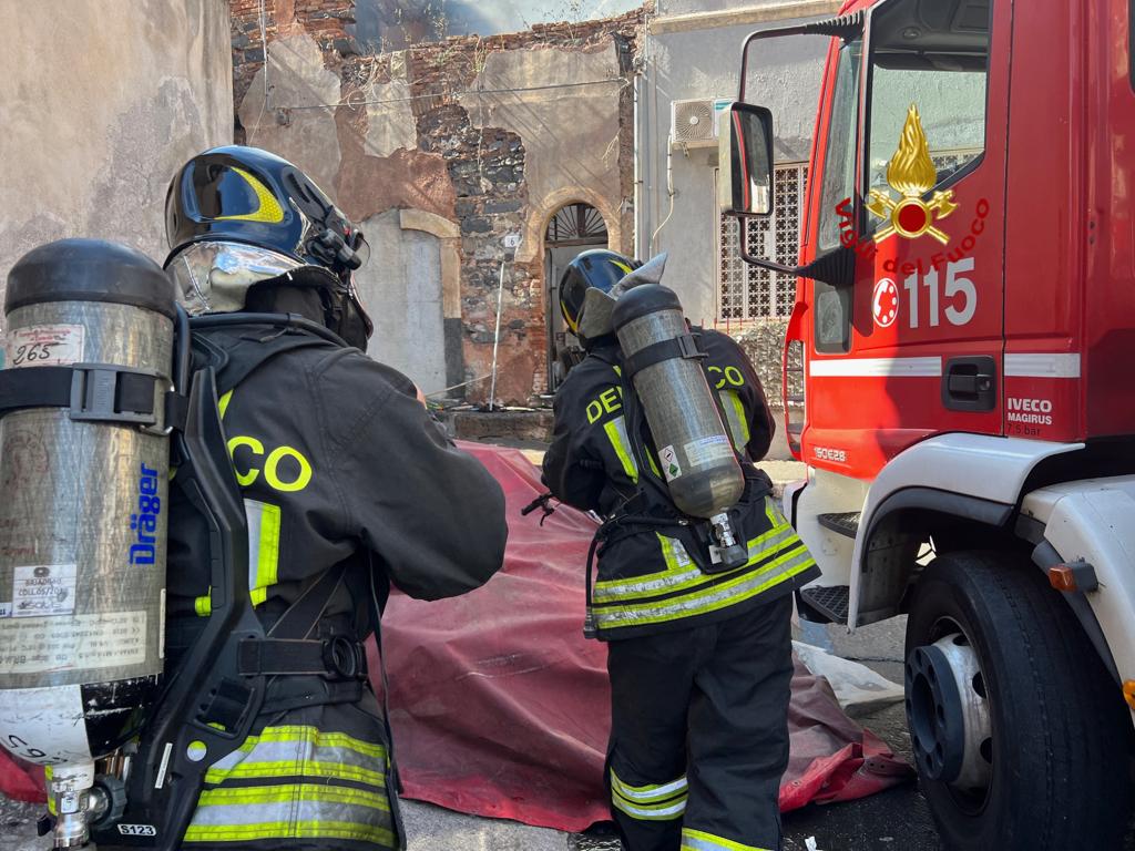 CATANIA, INCENDIO IN VIA CASTIGLIONE: DISPERSO UN ROTTWEILER. LE FOTO