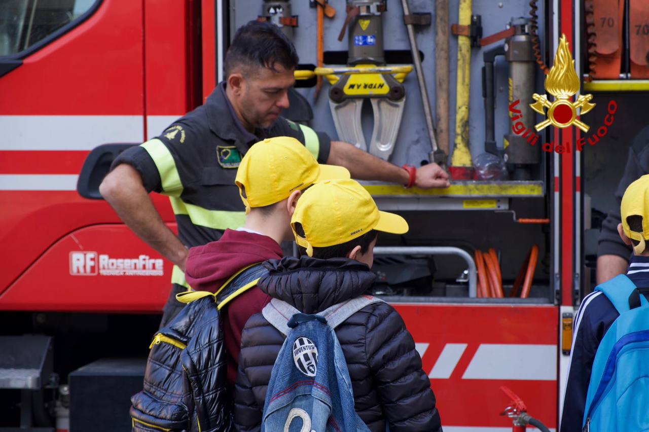 I BAMBINI DEL 3° CIRCOLO DIDATTICO DELL’ISTITUTO "ALDO MORO" DI PATERNÒ IN VISITA AL COMANDO DEI VIGILI DEL FUOCO