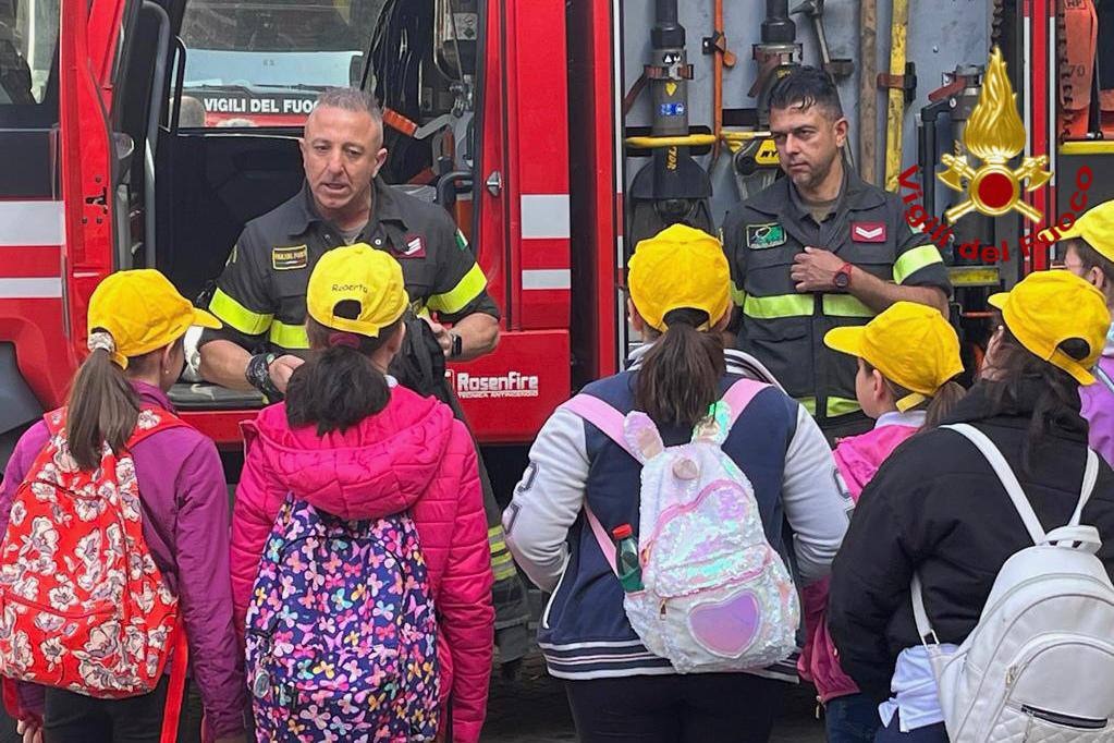 I BAMBINI DEL 3° CIRCOLO DIDATTICO DELL’ISTITUTO "ALDO MORO" DI PATERNÒ IN VISITA AL COMANDO DEI VIGILI DEL FUOCO