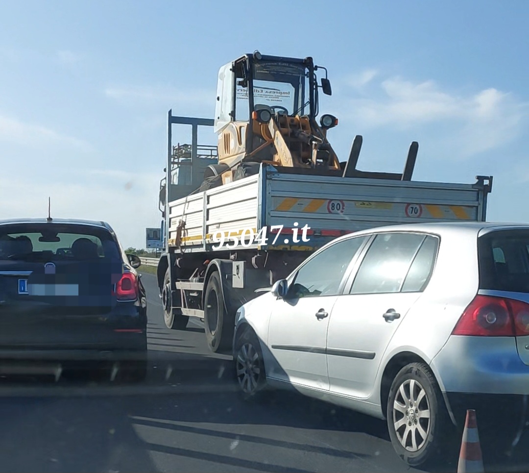 SCONTRO CAMION AUTOVETTURA SULLA SS121 NEI PRESSI DI PALAZZOLO, LUNGHE CODE