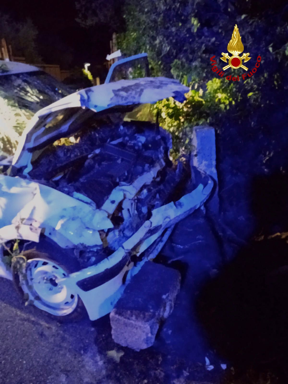 VIAGRANDE. AUTO SFONDA UNA RETE È RIMANE IN BILICO A TRE METRI D’ALTEZZA, FERITO CONDUCENTE