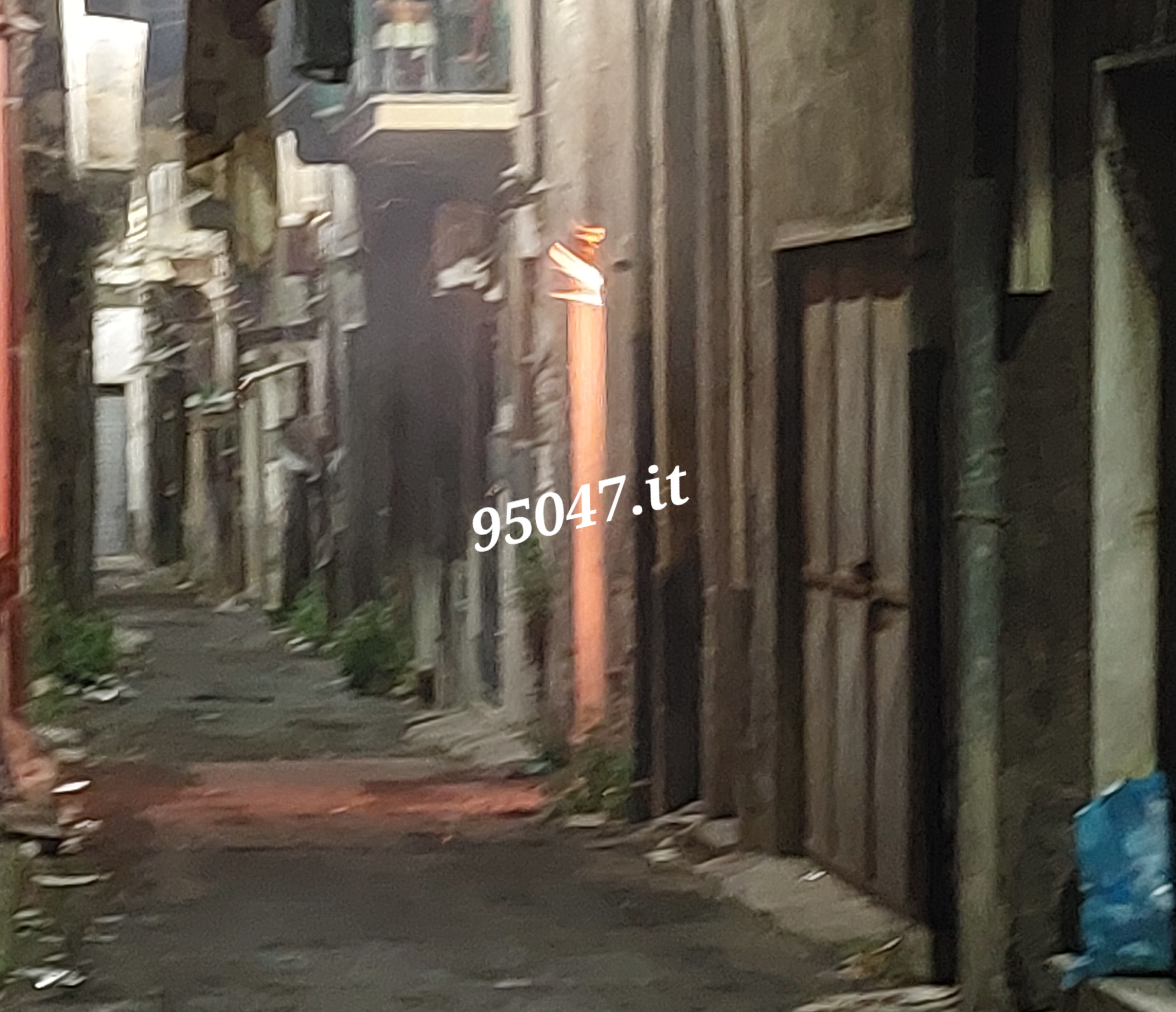 PATERNO'. FIAMME IN UNA CASA ABBANDONATA IN ZONA "PALME", NESSUNA PERSONA COINVOLTA