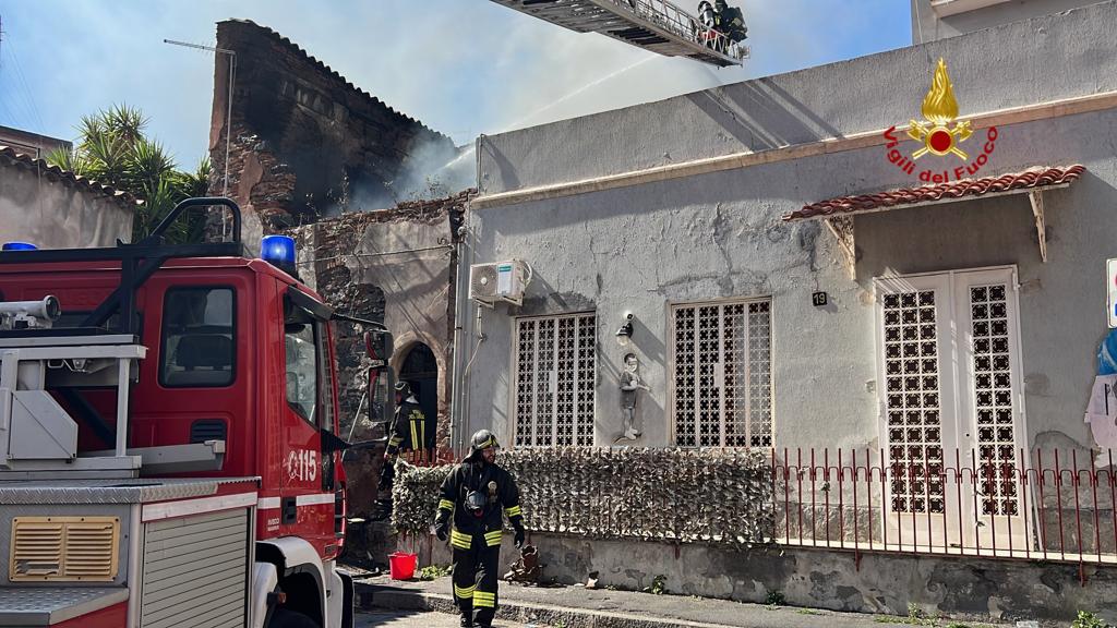 CATANIA, INCENDIO IN VIA CASTIGLIONE: DISPERSO UN ROTTWEILER. LE FOTO