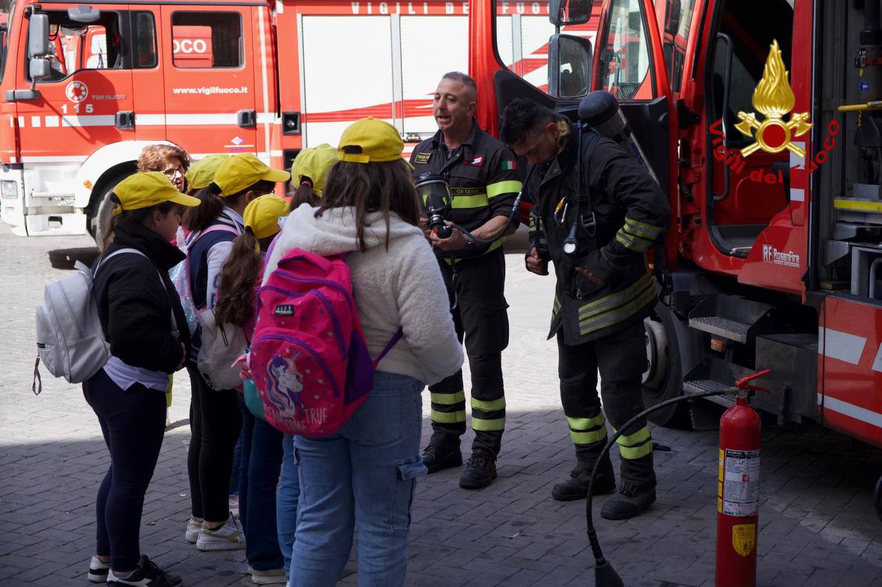 I BAMBINI DEL 3° CIRCOLO DIDATTICO DELL’ISTITUTO "ALDO MORO" DI PATERNÒ IN VISITA AL COMANDO DEI VIGILI DEL FUOCO