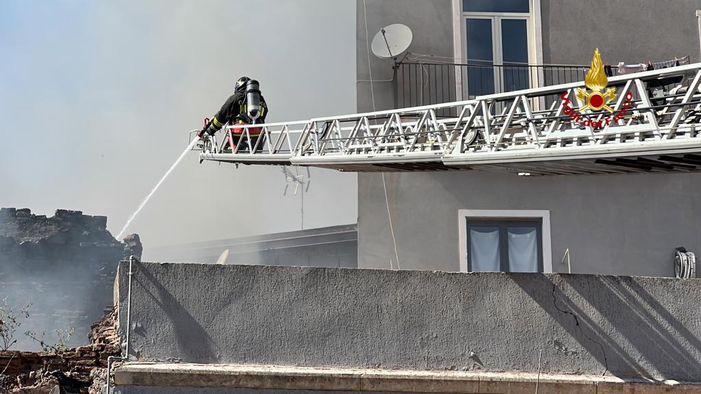 CATANIA, INCENDIO IN VIA CASTIGLIONE: DISPERSO UN ROTTWEILER. LE FOTO