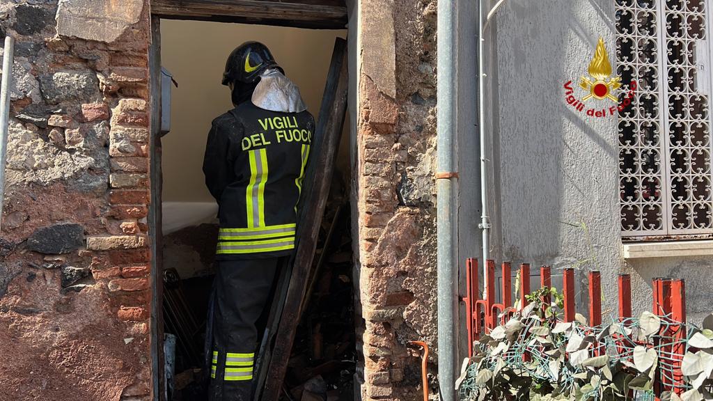 CATANIA, INCENDIO IN VIA CASTIGLIONE: DISPERSO UN ROTTWEILER. LE FOTO