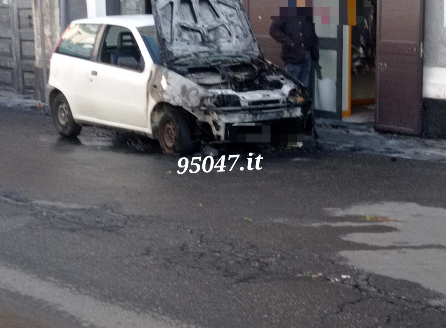 PATERNÒ. AUTO IN FIAMME IN VIA STRANO