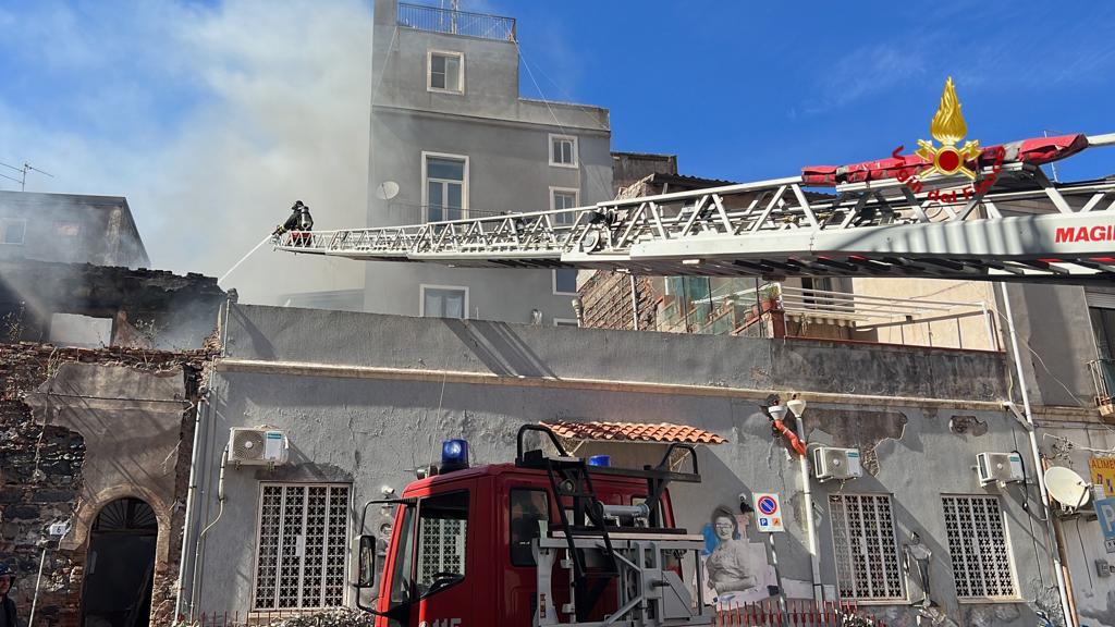 CATANIA, INCENDIO IN VIA CASTIGLIONE: DISPERSO UN ROTTWEILER. LE FOTO