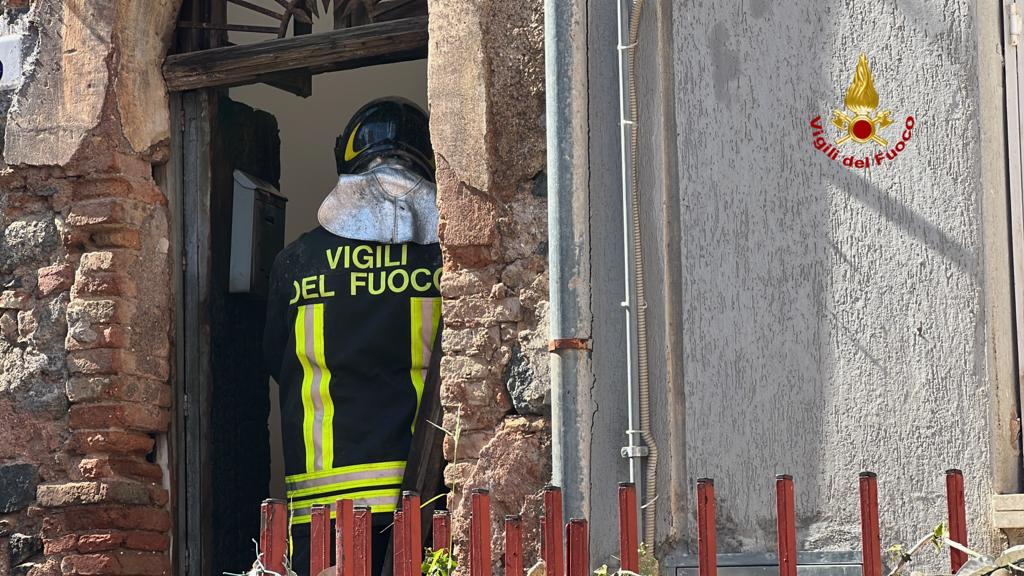 CATANIA, INCENDIO IN VIA CASTIGLIONE: DISPERSO UN ROTTWEILER. LE FOTO