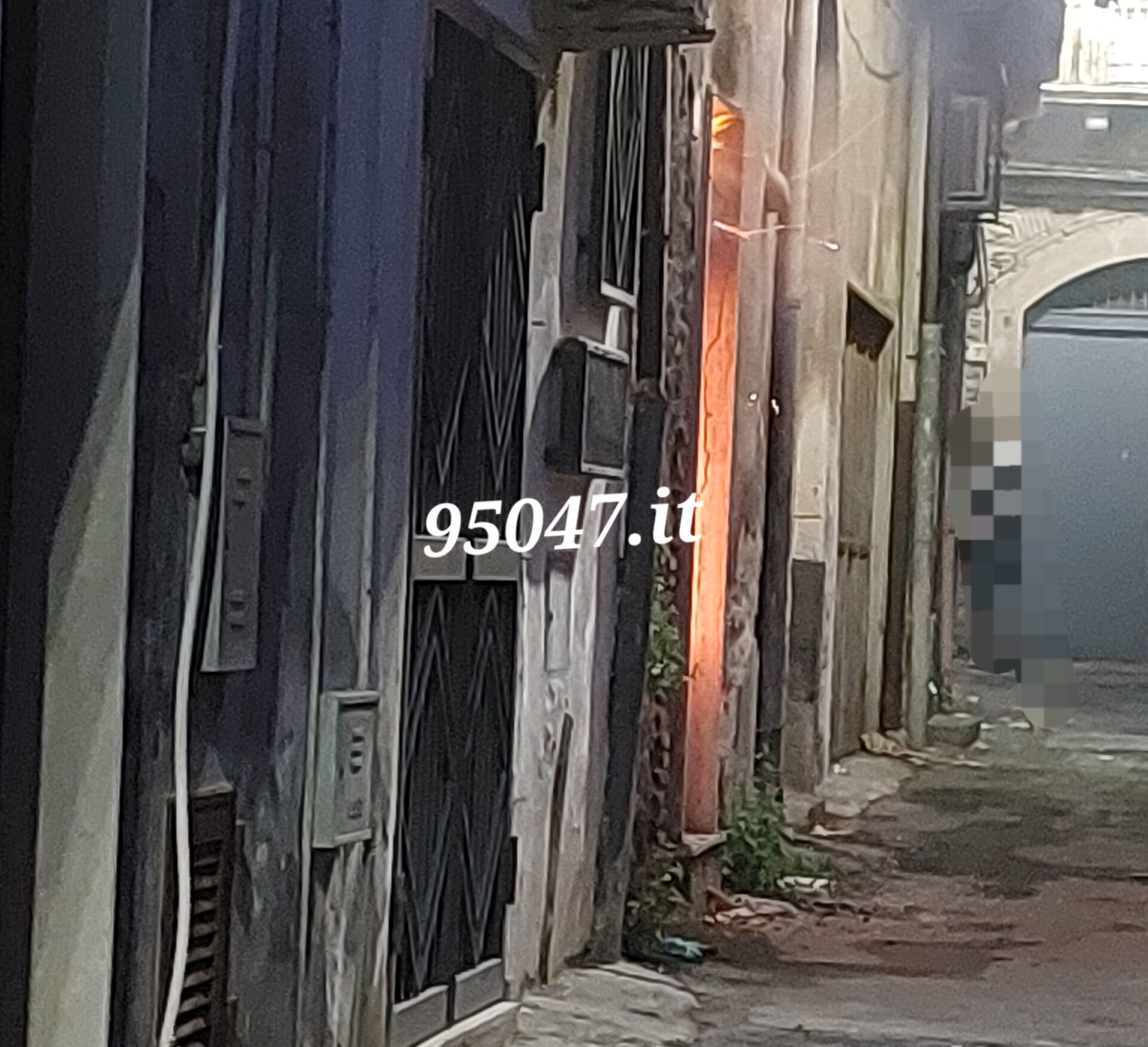 INCENDIO IN UN'ABITAZIONE IN PIENO CENTRO STORICO. VIGILI DEL FUOCO SUL POSTO