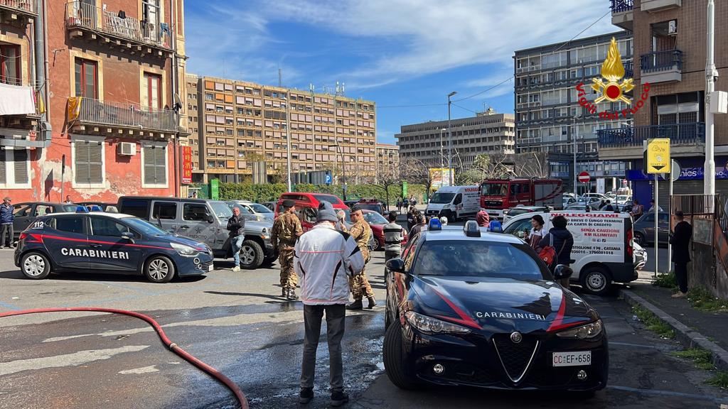 CATANIA, INCENDIO IN VIA CASTIGLIONE: DISPERSO UN ROTTWEILER. LE FOTO