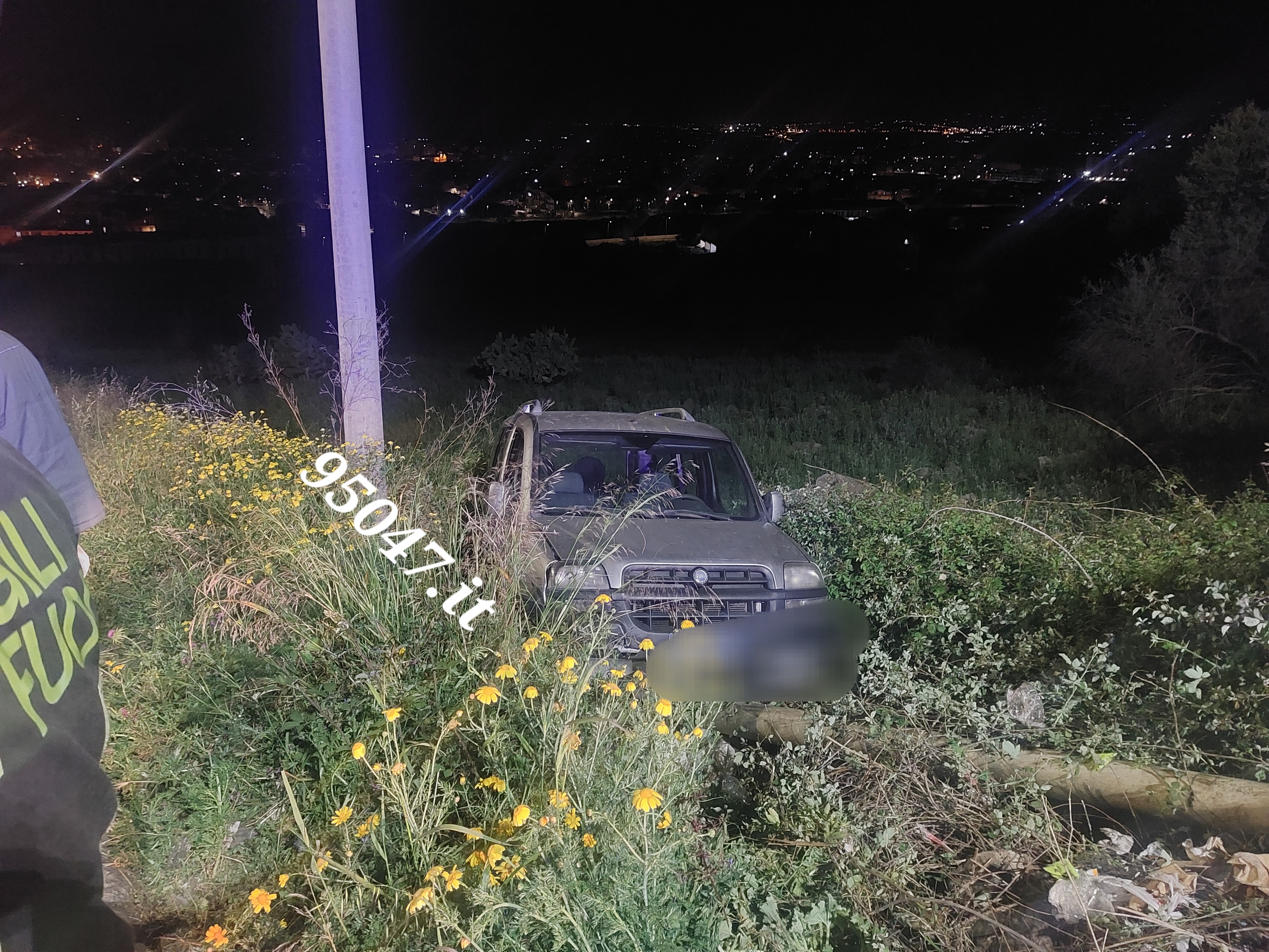 AUTO FINISCE FUORI STRADA TRA LE STERPAGLIE ALLA "SALITA DELLE TRE CASE". FERITA CONDUCENTE