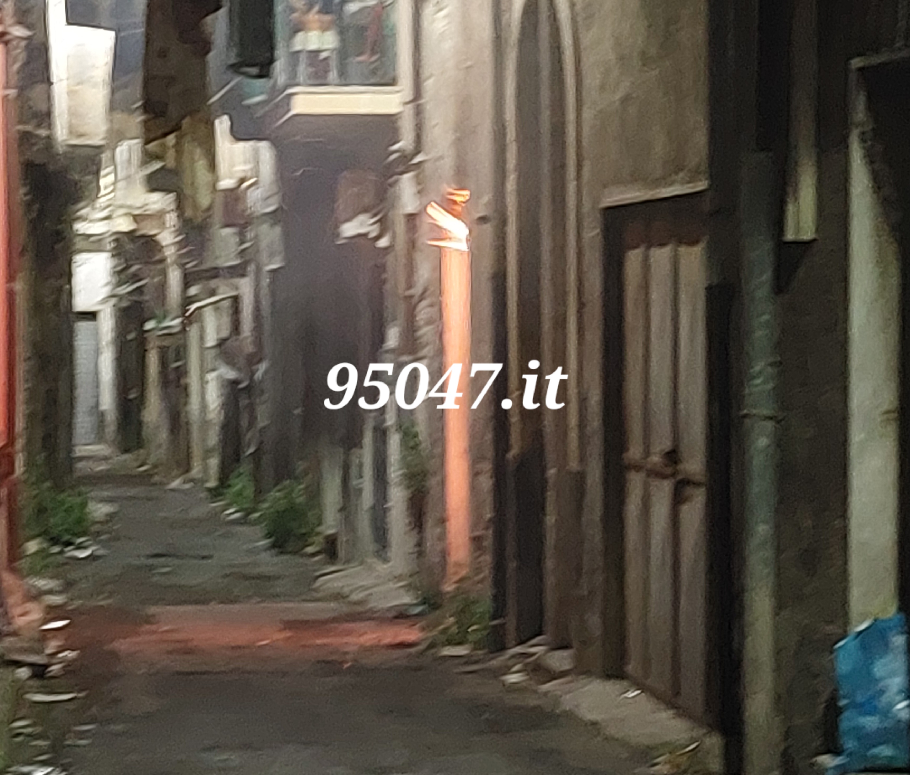 PATERNO'. FIAMME IN UNA CASA ABBANDONATA IN ZONA "PALME", NESSUNA PERSONA COINVOLTA