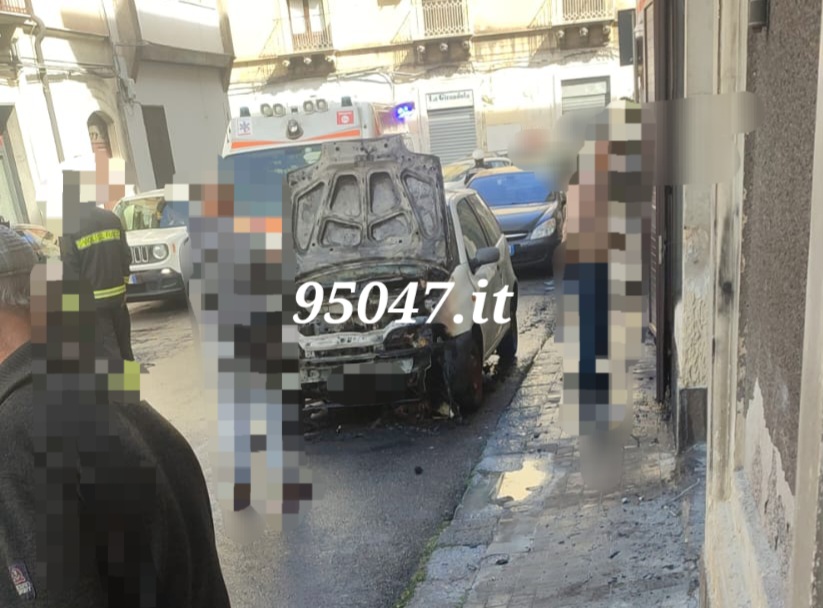 PATERNÒ. AUTO IN FIAMME IN VIA STRANO