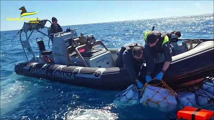 MAXI SEQUESTRO DI COCAINA IN MARE, AL LARGO DELLA SICILIA: AVREBBE FRUTTATO 400 MILIONI DI EURO