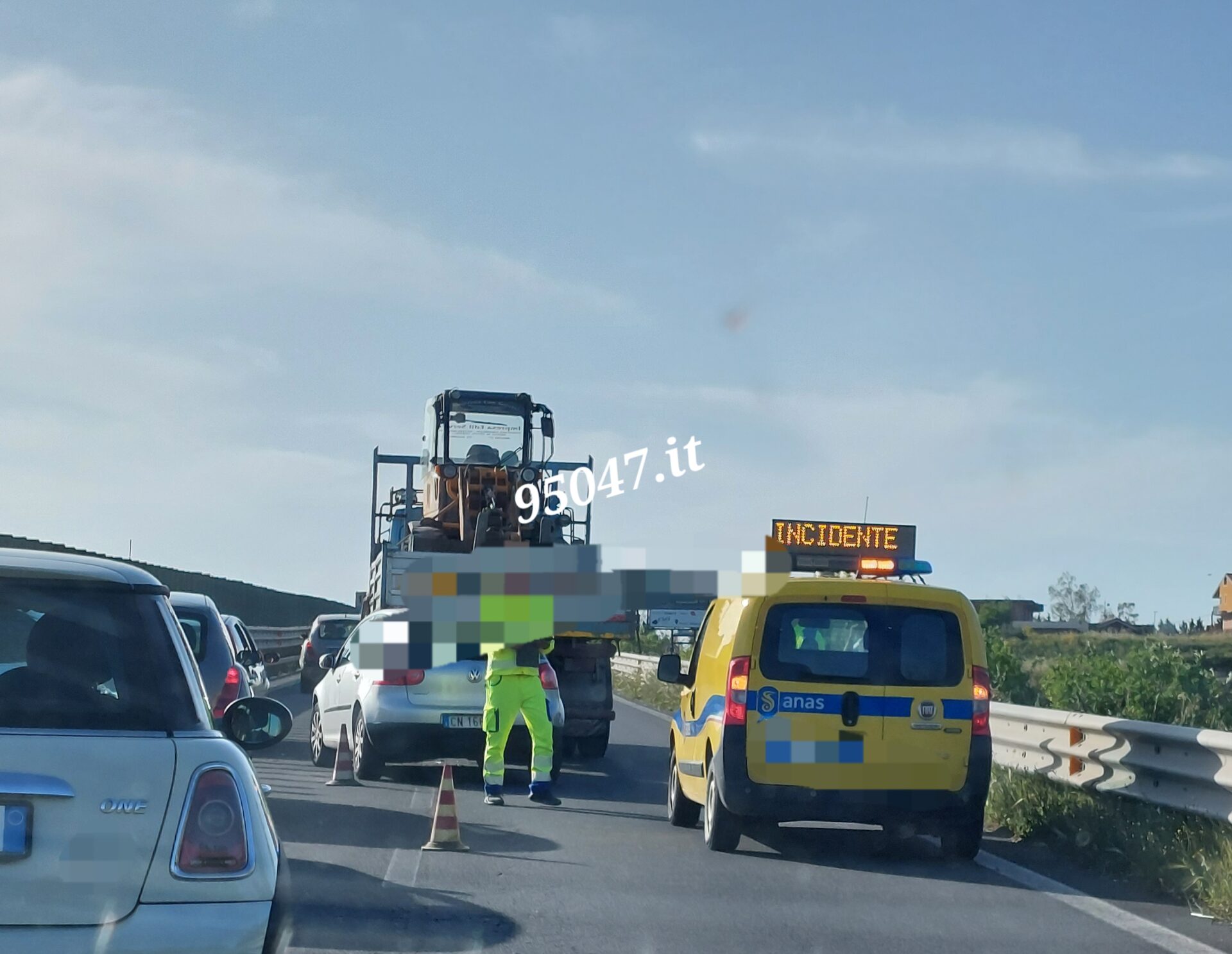 SCONTRO CAMION AUTOVETTURA SULLA SS121 NEI PRESSI DI PALAZZOLO, LUNGHE CODE