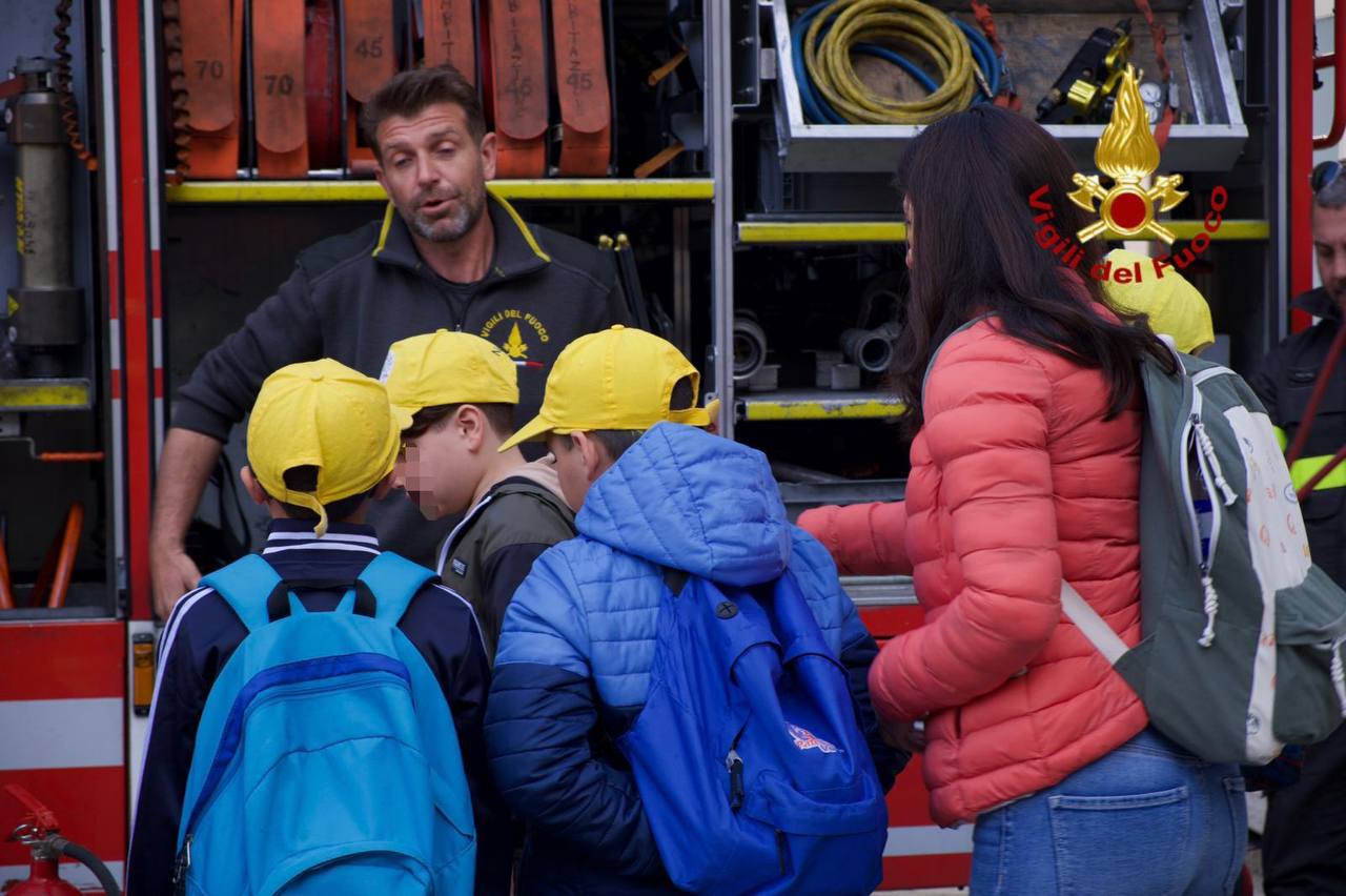I BAMBINI DEL 3° CIRCOLO DIDATTICO DELL’ISTITUTO "ALDO MORO" DI PATERNÒ IN VISITA AL COMANDO DEI VIGILI DEL FUOCO