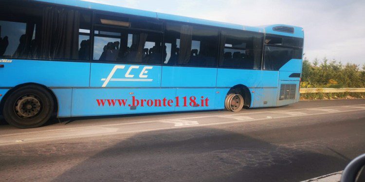 SS 284: DUE GOMME SBRICIOLATE, IL BUS “CORRE” SUI CERCHIONI