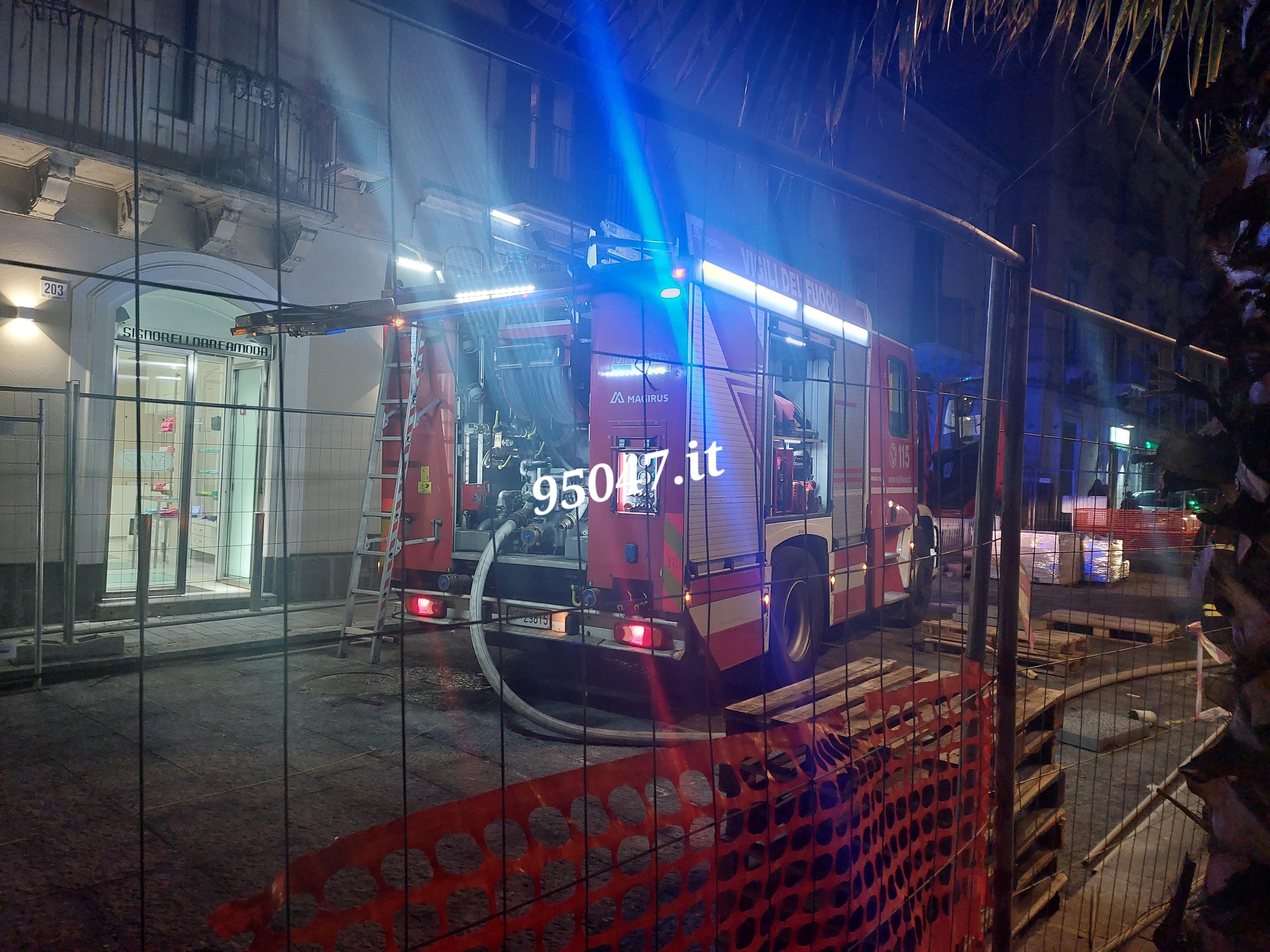 PATERNO'. FIAMME IN UNA CASA ABBANDONATA IN ZONA "PALME", NESSUNA PERSONA COINVOLTA