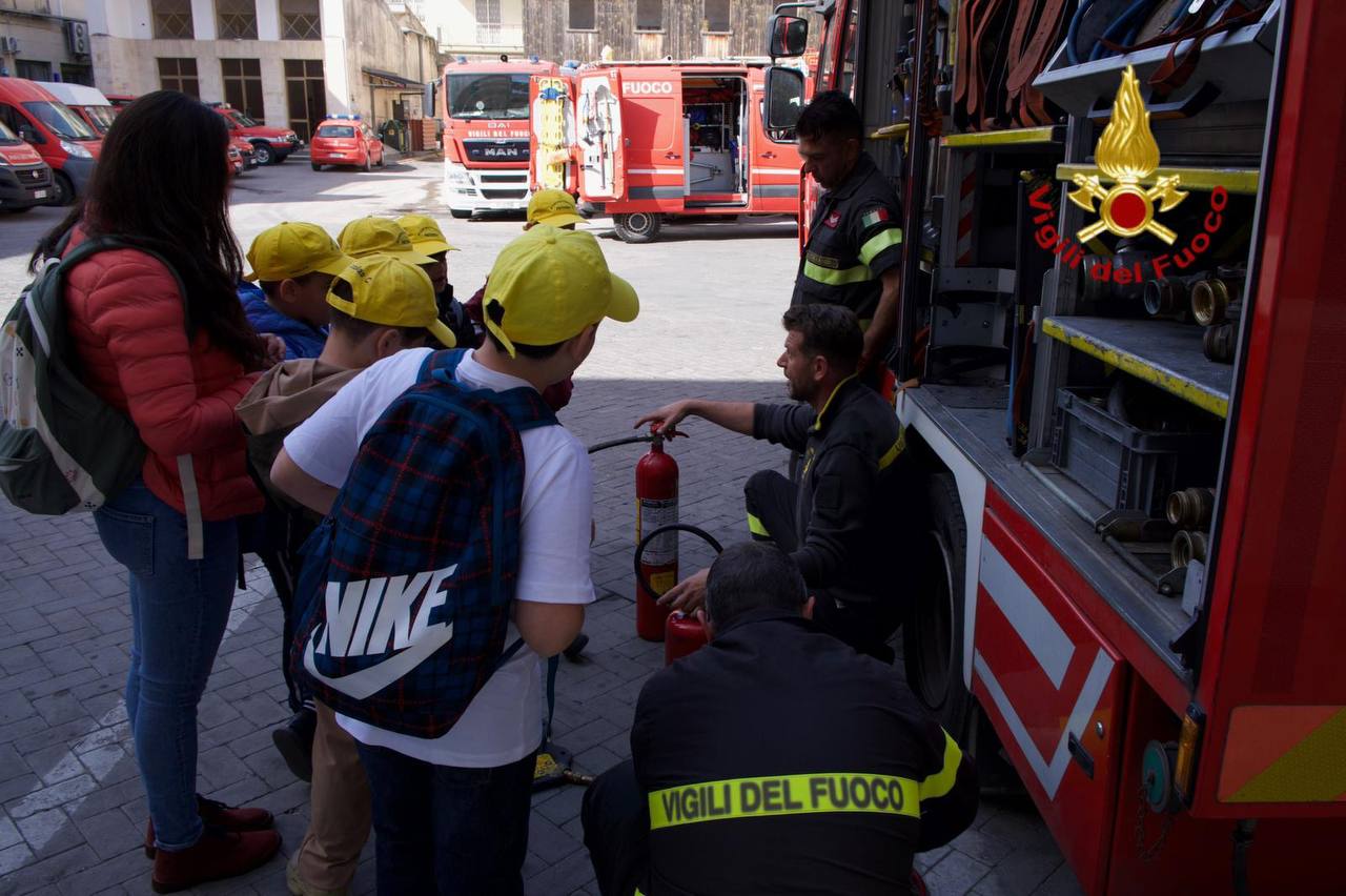 I BAMBINI DEL 3° CIRCOLO DIDATTICO DELL’ISTITUTO "ALDO MORO" DI PATERNÒ IN VISITA AL COMANDO DEI VIGILI DEL FUOCO