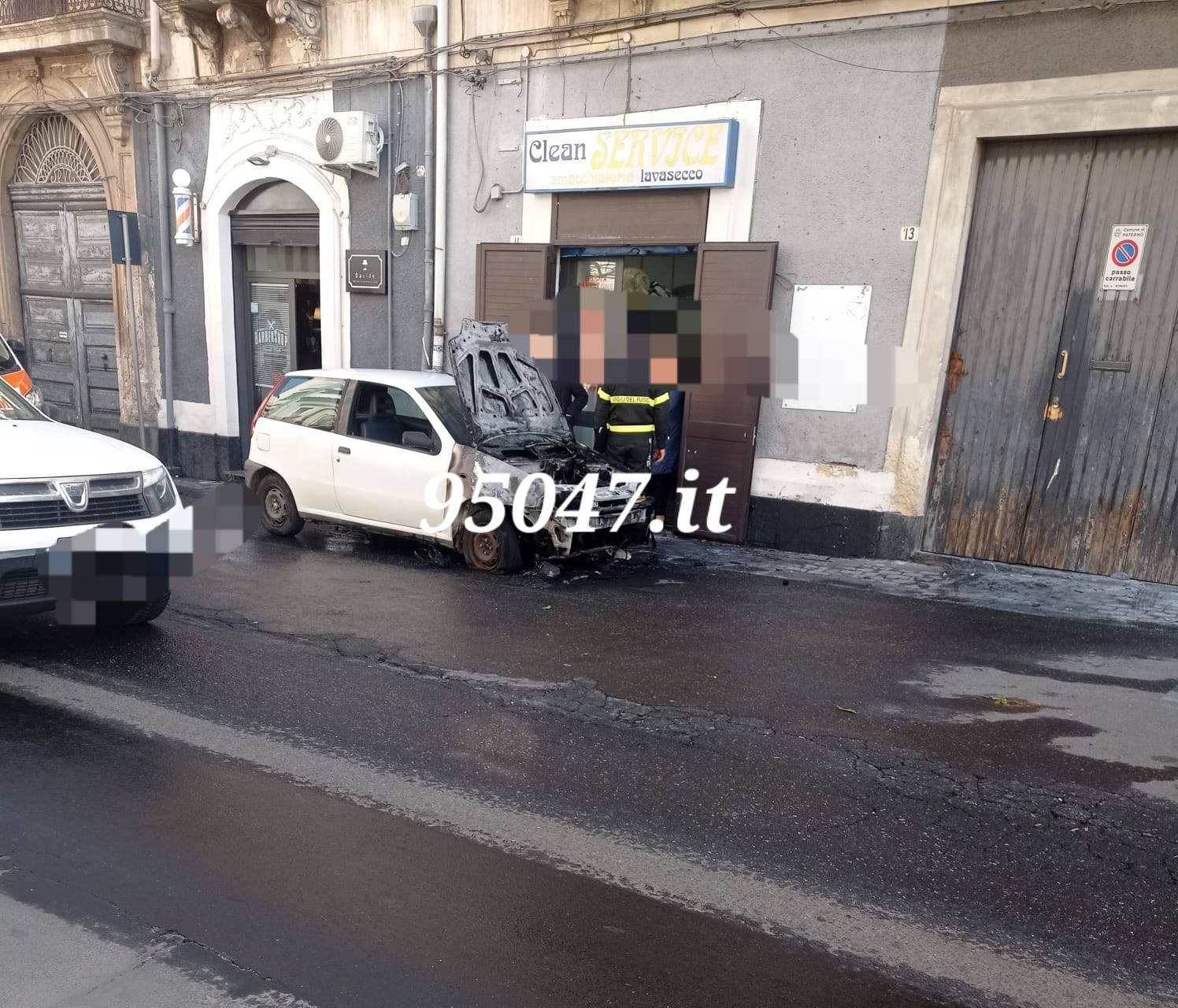PATERNÒ. AUTO IN FIAMME IN VIA STRANO