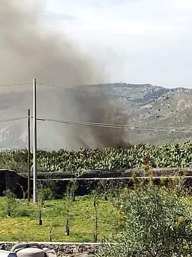 PATERNO': VASTO INCENDIO DI STERPAGLIE ZONA SALINELLE
