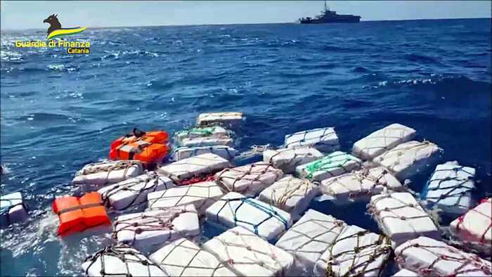 MAXI SEQUESTRO DI COCAINA IN MARE, AL LARGO DELLA SICILIA: AVREBBE FRUTTATO 400 MILIONI DI EURO