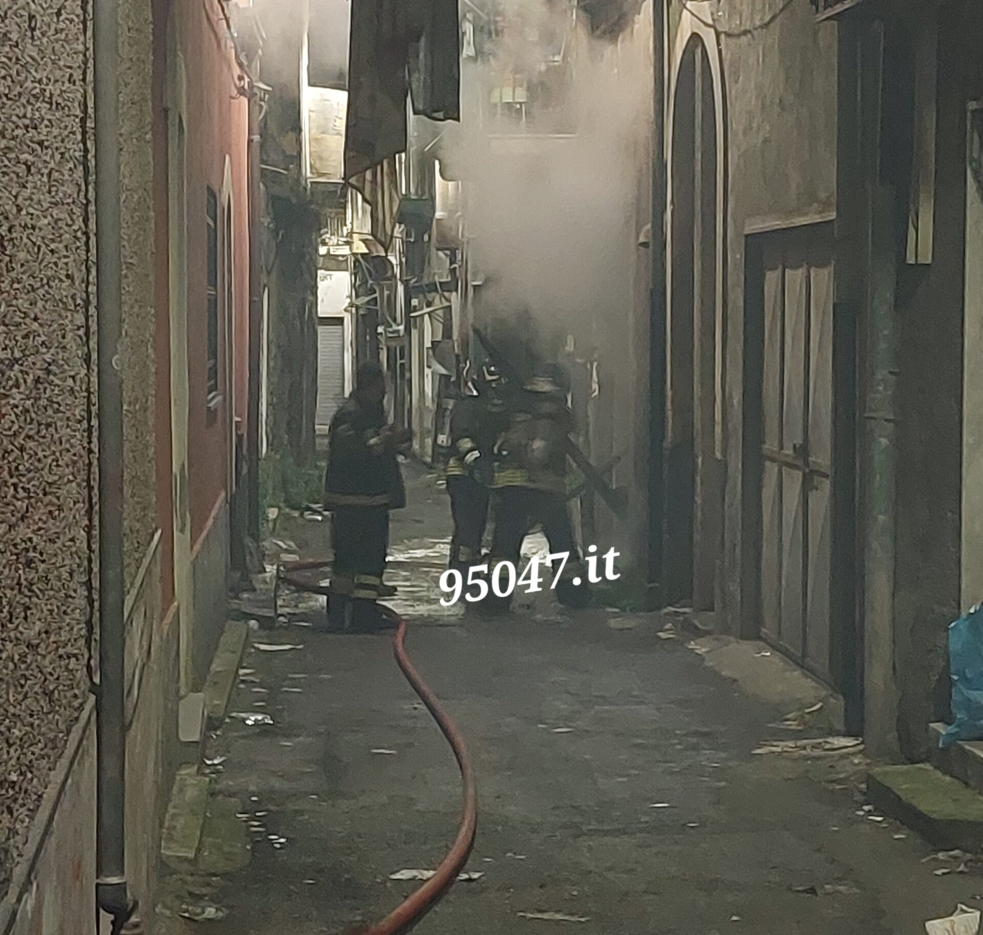 INCENDIO IN UN'ABITAZIONE IN PIENO CENTRO STORICO. VIGILI DEL FUOCO SUL POSTO