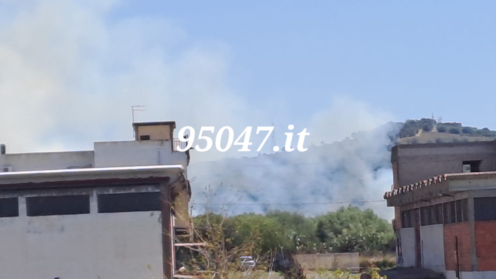 VASTO INCENDIO STERPAGLIE NELLA ZONA INDUSTRIALE DI PATERNÒ