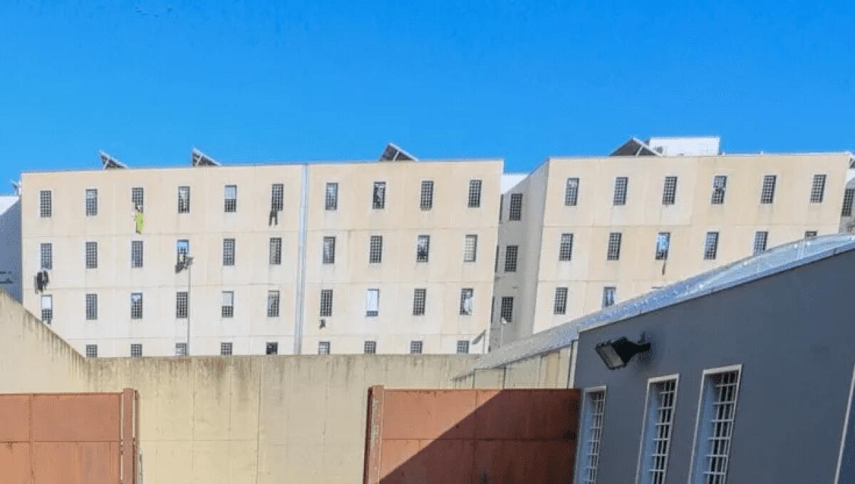 TELEFONI CELLULARI PER I DETENUTI ARRIVATI AL CARCERE DI PAGLIARELLI DI PALERMO CON UN DRONE - 