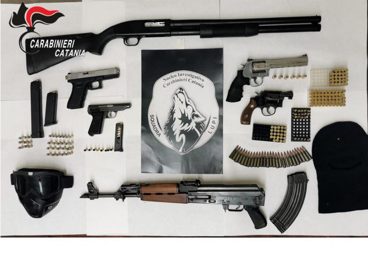 CATANIA, A CASA AVEVA UN ARSENALE: ARMI DA GUERRA, PISTOLE, MUNIZIONI E MASCHERE - 