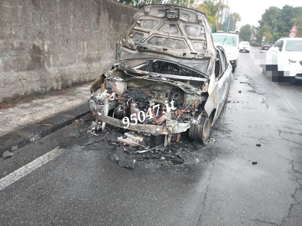 SAN GIOVANNI LA PUNTA, AUTO PRENDE FUOCO MENTRE È IN MARCIA - 