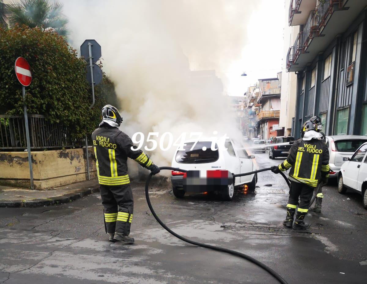 PATERNO'. L’AUTO PRENDE FUOCO MENTRE È IN MARCIA, I DUE OCCUPANTI SI METTONO IN SALVO - 