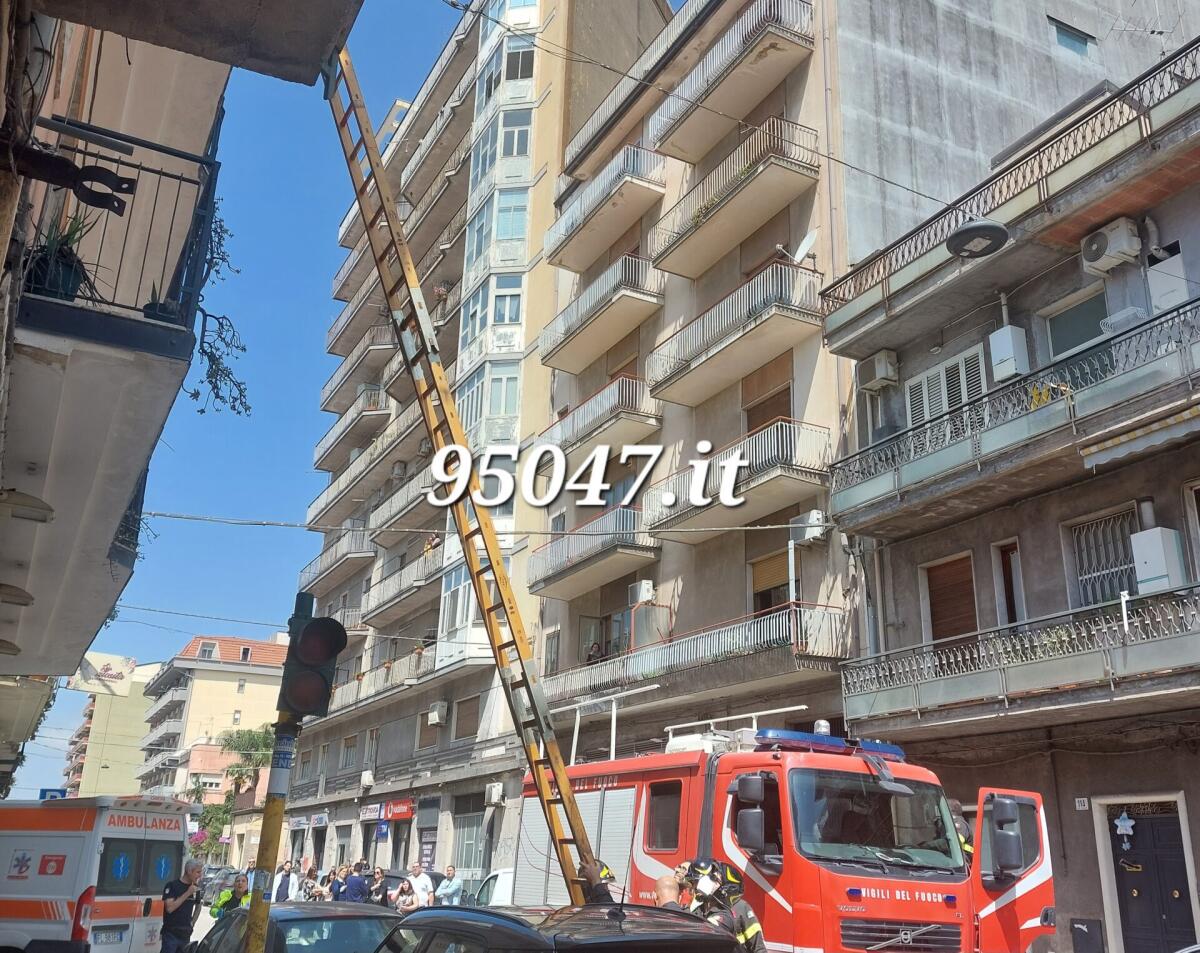 PATERNÒ. NON RISPONDE AI VICINI  , INTERVENTO DEI VIGILI DEL FUOCO - 