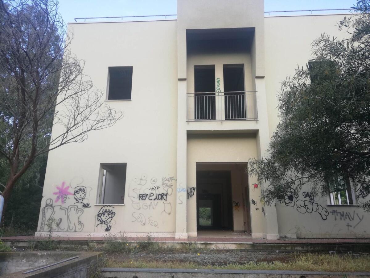 PATERNO’: EDIFICO EX COM VANDALIZZATO E ABBANDONATO, IL SINDACO: “E’ DELLA REGIONE, SPERIAMO DI AVERLO IN CONCESSIONE” - 